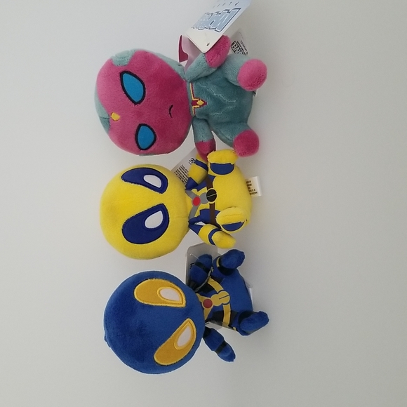 Lot of 3 Marvel Funko Mopeez plushies (blue Deadpool, yellow Deadpool, Vision) - Picture 1 of 8